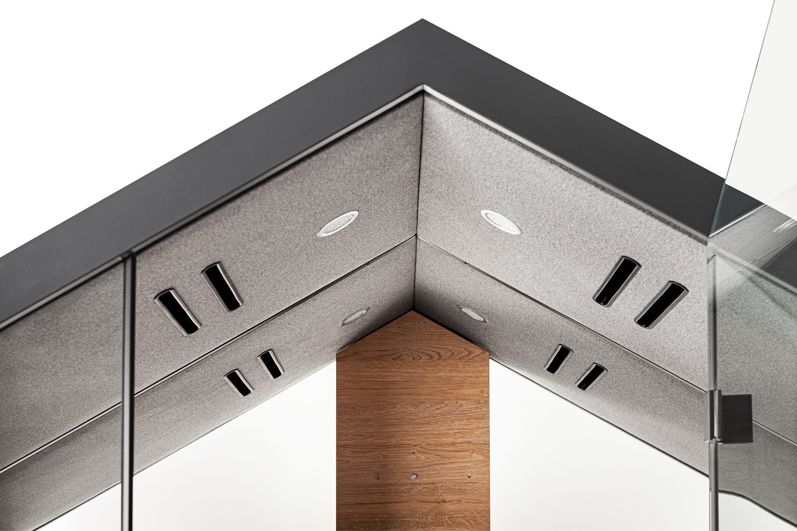 Četrvietīģa aksutiskā telpa ar griestos integrētu ventilācijas paneli